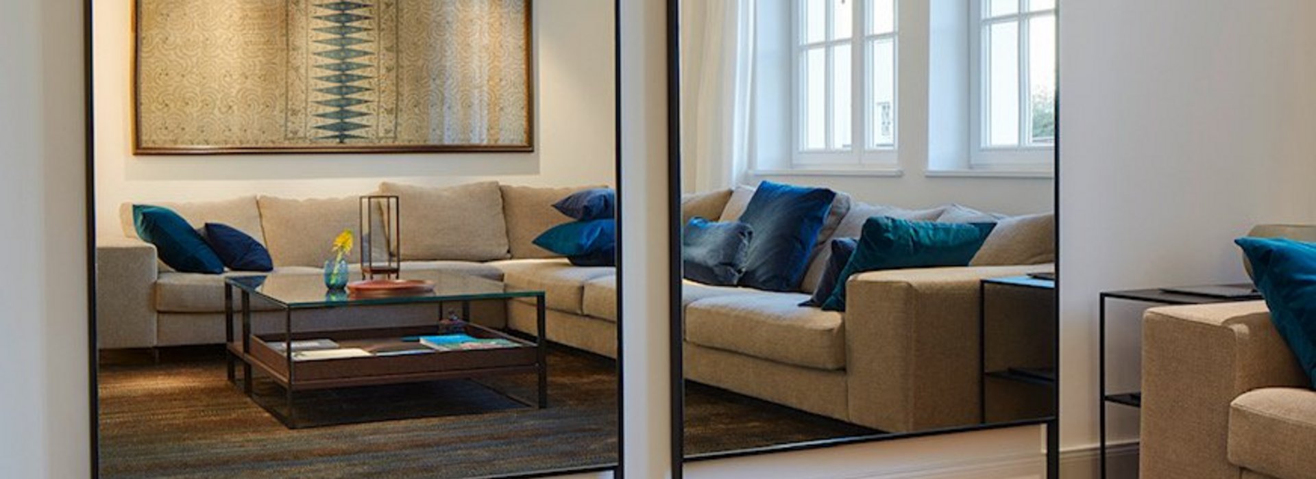 Teppich Innenausstattung im Wohnzimmer mit großen Spiegeln