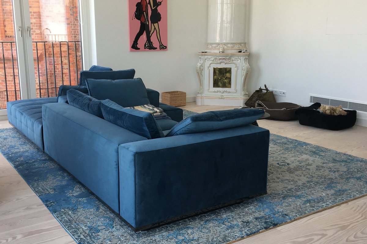 Blauer Teppich Inneneinrichtung im Wohnzimmer