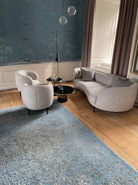 Teppich blaufarbend im Wohnbereich mit grauer Couch im Schloss Rosendal