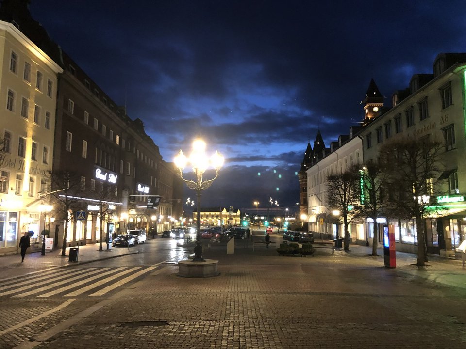 Straße in Schweden bei Nacht mit beleuchteten Gebäuden
