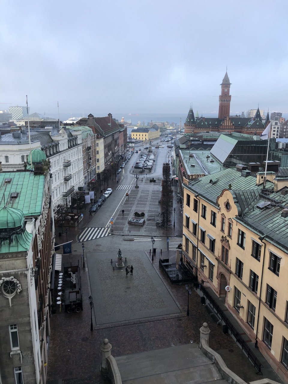 Straße in Schweden oberhalb der Dächer der Gebäude 