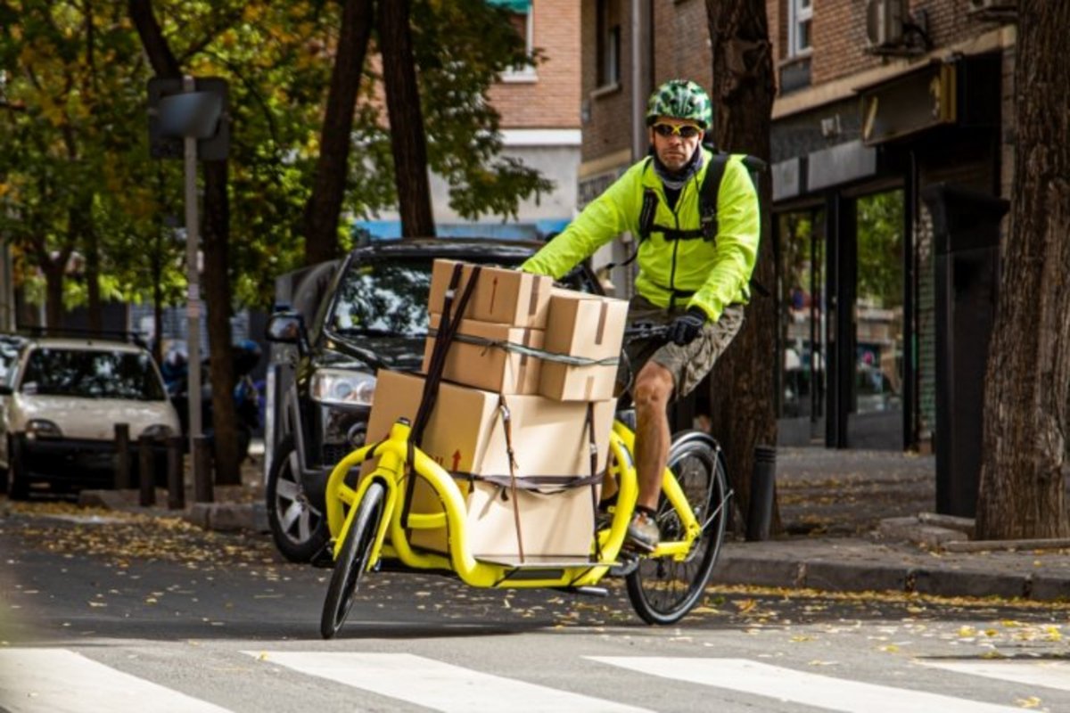 Lieferant auf einem Lastenrad 