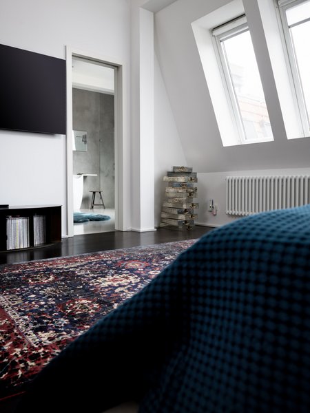 Auffälliger Designerteppich im Wohnzimmer mit Fernseher und Couch 