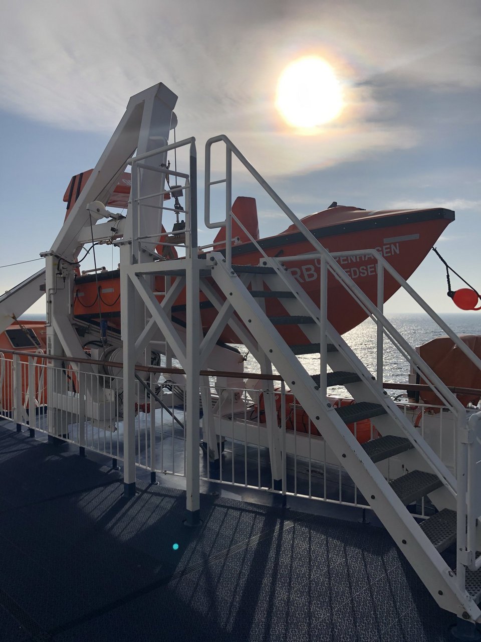 Rettungsboot an Deck des Schiffs mit Ausblick aufs Meer 