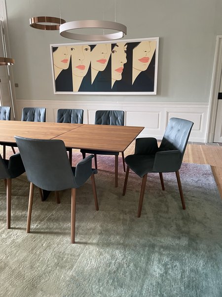 Designerteppich im Schloss Rosendal unter Esstisch mit Stühlen