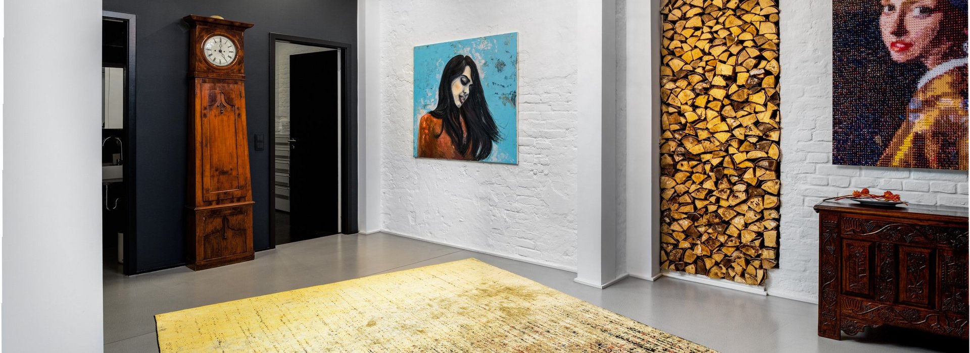 Gelber Teppich im Wohnhaus in Berlin mit auffälligen Wandbildern